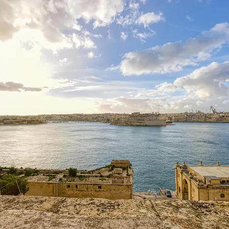 Апартаменты Authentic 2br In The Heart Of By 360 Estates